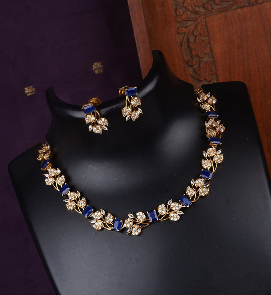A Luxurious Gold and Purple Gemstone Necklace
