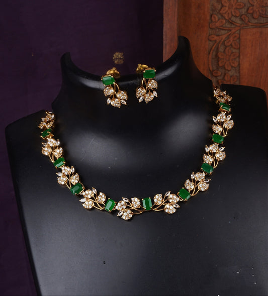 Emerald Elegance: A Luxurious Gold and Gemstone Necklace