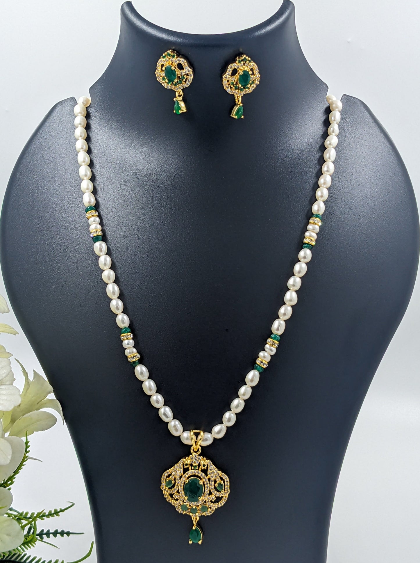 Gold Pendant Pearl and Emerald Necklace Set with Earring