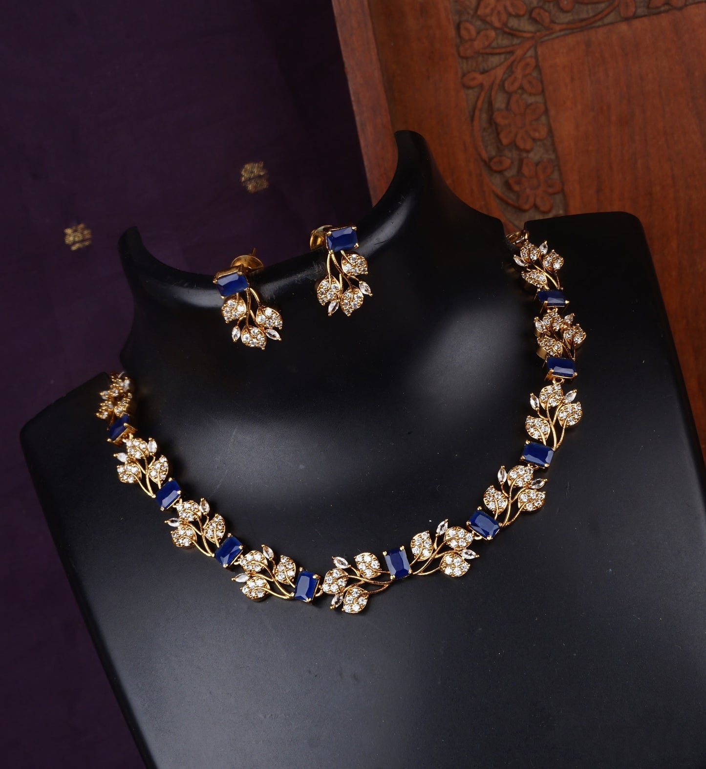 A Luxurious Gold and Purple Gemstone Necklace