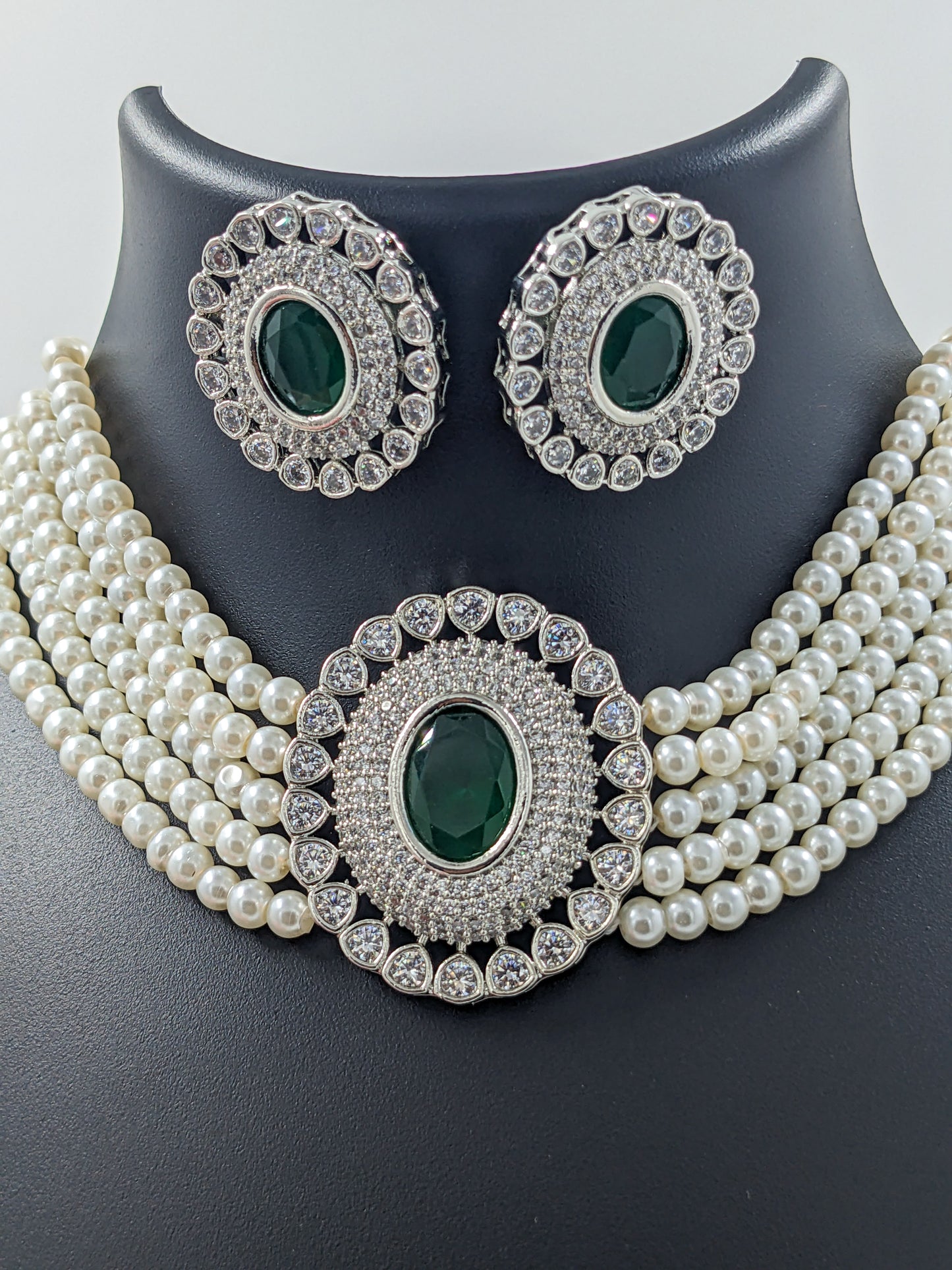 Pearl and Emerald Choker Necklace Set With Earrings For Gifting