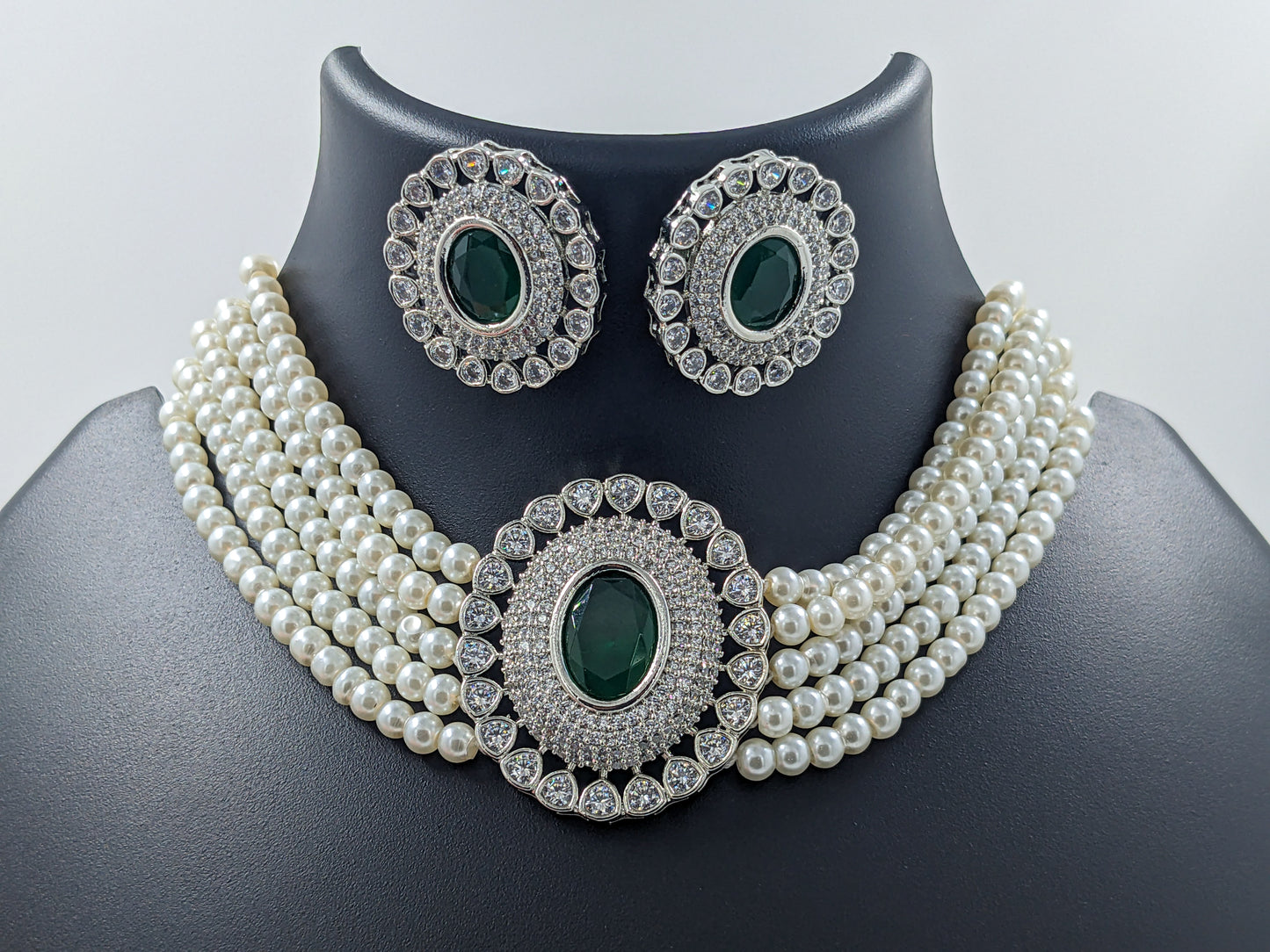 Pearl and Emerald Choker Necklace Set With Earrings For Gifting