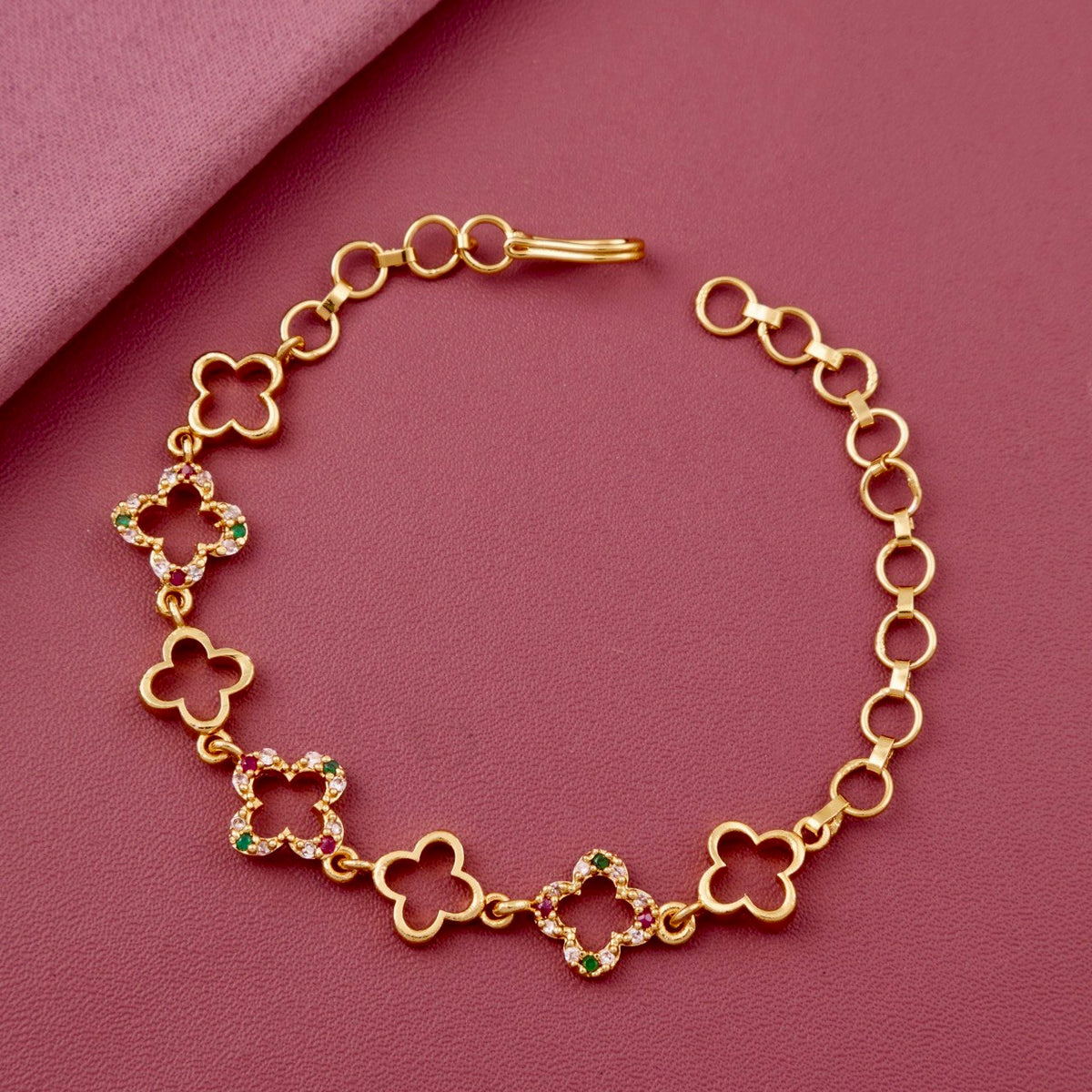 Delicate Clover Diamond Bracelet in Gold - A Symbol of Luck and Prosperity